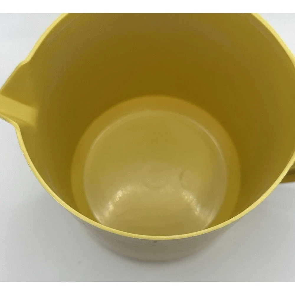RUBBERMAID Retro Yellow/Gold 1 ‎ 1/2 (1.5) Quart Pitcher With Lid Vintage